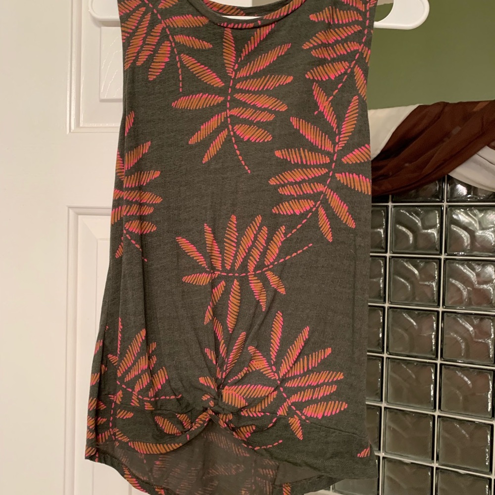 Sleeveless print tank knitted at front hem